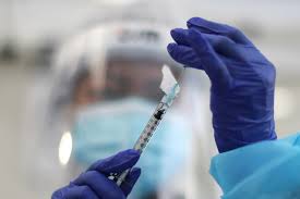Vaccines teach our bodies to fight the infection by stopping us from catching coronavirus, or at least making covid less deadly. Vacina Da Pfizer E Da Biontech Mostra Eficacia Contra Mutacoes Do Coronavirus Aponta Estudo Preliminar Vacina G1