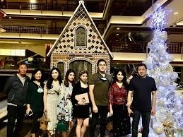 Salah satu cara merayakannya adalah menyanyikan lagu natal. 10 Momen Natal Liliana Tanoesodibjo Bersama Keluarga