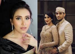 Dampingi Pernikahan Mantan Istri Tommy Kurniawan, Ayu Ting Ting Tampil  Seksi dan Anggun Pakai Paduan Kebaya dan Rok Batik Belahan Tinggi