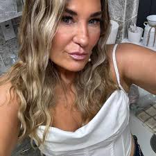 Hi, just asking if anyone knows local makeup artists in bury/Ramsbottom or  ainsworth for my 21st birthday!!🎂 My birthday is in May, but would just  like to give enough notice for availability