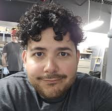 Does anybody play a Jedi guardian and if so do you ever get a green or blue  lightsaber I'm lvl 20 something and mines still orange￼￼￼