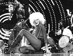 Anni '70 il primo singolo inciso dalla cantautrice risale al 1973: Donatella Rettore Splendido Splendente Kobra 1979