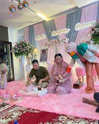 Seperti apa acara aqiqah baby arsya? 10 Momen Akikah Anak Zaskia Gotik Dekorasinya Serba Pink