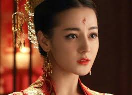 Địch Lệ Nhiệt Ba để mặt sẹo: Lối điểm hoa mận rơi trên trán tôn khí chất  thần tiên