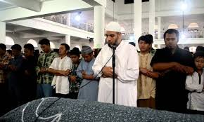 Bahwa dalam islam, meperlakukan jenazah adalah termasuk ibadah yang hukumnya fardhu. Cara Solat Jenazah Yang Lengkap Beserta Doa Maksudnya