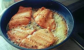 La mantequilla derretida sirve como una buena cubierta para el salmón. Salmon A La Mantequilla Cocina Chilena
