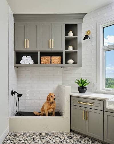 The other day I shared some beautiful mudrooms, and today it's all about dog  wash stations 🐶. These are often built into mudrooms or laundry areas…such  a clever use of space!. If