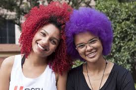 O documentário cabelo afro propõe lançar um olhar sobre a história e o significado dos cabelos crespos no tocante à construção. Black Power Colorido Varias Tendencias Para Adotar