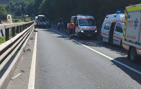 Traficul a fost blocat după ce un acroșaj în care au fost implicate 4 mașini. Ztqnssefuumaxm