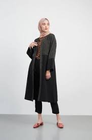 Kebaya modern untuk orang gemuk yang modelnya sangat praktis dengan menutupi bagian lengan dan badan, namun agak terbuka di bagian dada. Ini Dia 9 Fashion Item Wanita Gemuk Wajib Punya Untuk Muslimah Berhijab Yang Tetap Ingin Tampil Cantik