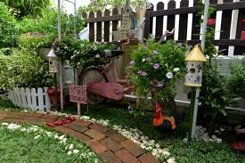 Taman mini di dalam rumah idea online ide berkebun taman taman kecil 10 trik desain taman mini di lahan terbatas rumah makin sejuk bandar seri putra taman mini di rumah Tangan Wanita Ini Berjaya Tukarkan Barangan Terpakai Menjadi Objek Seni Di Lamannya Impiana