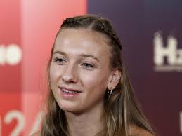 Britt Dekker onthult waarom déze BN'er niet op haar bruiloft was