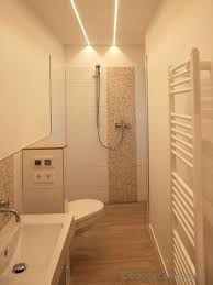 Das Bad Hat Die Masse 3 65m X1 10m Die Geflieste Dusche Hat Eine Ablaufrinne Die Holzdekor Fliesen Mit Rutsch Dusche Fliesen Kleines Bad Einrichten Badezimmer