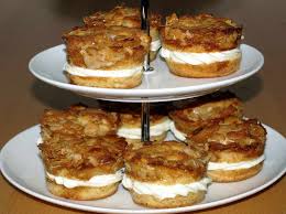 Bienenstich Muffins Rezept Mit Pudding Sahne Honig Mandelblattchen Karamellisiert Rezept Bienenstich Rezept Bienenstich Lecker