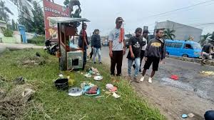 Lowongan kerja pedagang atau reseller piscool ( es pisang cokelat ), bandung. Udin Penjual Mie Ayam Di Karawang Ketabrak Motor Saat Jualan Di Markas Laskar Nkri Yang Diserang Halaman 1 Tribun Jabar
