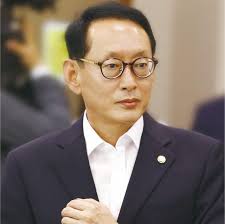 3성 장군 출신인 한기호 국민의힘 의원이 국방부가 추미애 법무부 장관 아들의 군 복무 시절 특혜 휴가 논란에 대해 사실상 문제가 없다고 공식 입장을 밝힌 것과. Txdklzqztipqom