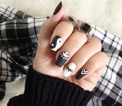 Actualmente la manicura se ha llevado a nivel tan alto que ya podemos llamarlo nail art, y es que ya no cabe duda de las capacidades artísticas de algunos especialistas en uñas en cuanto a diseño, forma, color y textura se trata, lo que tengas en mente ellos lo hacen realidad. Unas Acrilicas Negras Con Rosa Novocom Top