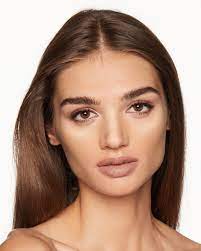 I have a medium olive complexion with yellow undertones. Flussiger Konturstift Hollywood Contour Wand Light Medium Charlotte Tilbury