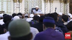 Bisa menjadi seorang pegawai salah satu bank ternama di indonesia memang menjadi daya tarik tersendiri untuk sebagian orang. Rela Berhenti Kerja Usai Dengar Kajian Hijrah Basalamah