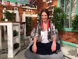 A jucat în 10 telenovele şi a prezentat. Ce Salariu Are Adela Popescu La Vorbeste Lumea Adpm