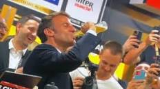 La vidéo d'Emmanuel Macron buvant une bière cul sec après la ...