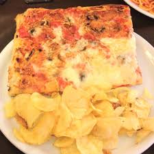Mushroom Cheese Pizza With Chips As Side Had This Near Vatican City Recipes Food Hawaiian Pizza
