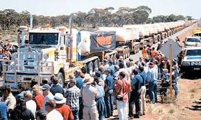 The Longest Road Train Ever Assembled Was 1 018 2 M 3 340 Ft Long And Consisted Of 79 Trailers With A Combined Weight Of 1 Road Train Train Truck Big Trucks