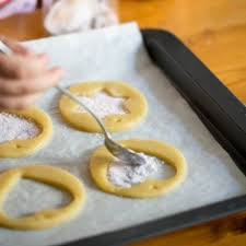 Biscuits Vitraux Pour Decorer Votre Sapin De Noel Recette Biscuit De Noel Noel Cuisine Recettes Noel