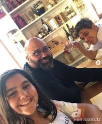 Diye merak ediyorsanız doğru sayfadasınız. Masterchef In Somer Sef I Kizi Ile Olay Oldu Iste Somer Sef Ve Kizinin O Pozu