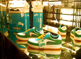 Dekorera ditt påskris med eleganta påfågelfjädrar. Nike And Newport Swoosh And Spinnaker Beach