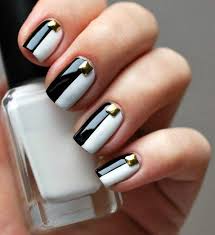 Uñas de color verde, blanco con detalle en corazones y con esmalte brillante dorado. Disenos De Unas Negro Con Dorado
