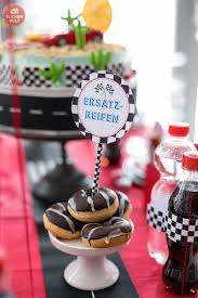 10 Deko Tipps Zum Rennfahrer Kindergeburtstag Auto Party Kindergeburtstag Kindergeburtstag Deko