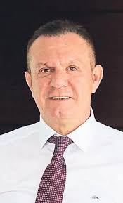 Eski başkana bıçak darbesi