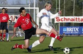 Tja und nach den komischen wechseln gegen fürth heute wieder ein komplett falsches signal an die mannschaft gesendet in dem man auf 5er kette umstellte mit dem zeichen das 1:0 zu sichern. Cheftrainer Des Vfb Stuttgart Wie Die Familie Von Pellegrino Matarazzo Dem Vfb In Der Garage Zujubelt Vfb Stuttgart Stuttgarter Nachrichten