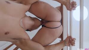 Eu chupo o cuzinho gostoso e a buceta da minha namorada e a fodo até gozar  nela