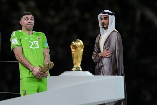 BBC - Kiper Argentina Emiliano Martínez membuat gestur vulgar usai menerima  trofi penghargaan ''Sarung Tangan Emas'' Piala Dunia Qatar 2022