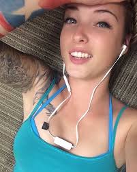 Nhan sắc xinh đẹp của nữ quân nhân Mỹ bị tung “ảnh nóng”