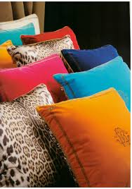 Questo splendido cuscino è una ottima decorazione per i vostri interni. Cuscino Arredo Roberto Cavalli Home Mod Venezia In Velluto Punto Bianco