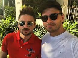 По названию вы естественно догадались о ком, и о чем речь. Pevec Sergej Lazarev Snova Uehal V Otpusk S Aleksom Malinovskim