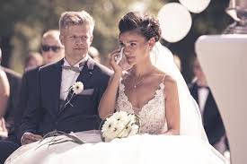 Was man dem brautpaar bei der hochzeit schenkt, ist sehr persönlich und wird stark davon wir hoffen, dass dir die tipps von danato bei der auswahl deines hochzeitsgeschenks behilflich sein. 7 Lieder Die Ihr Auf Fast Jeder Trauung Hort