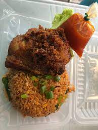 Literally translated from malay, ayam goreng berempah means 'spiced fried chicken'. Nasi Goreng Ayam Berempah Rm 7 Maktok Nasi Lemak Facebook