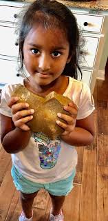 My daughter hid her rock at the Poipu Shopping Village. It's a heart 💙