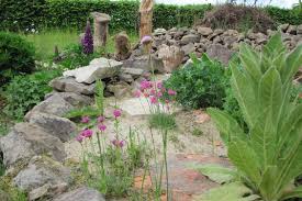 Zum Weltbienentag So Werden Sie Wildbienen Hotelier Lbv Naturgarten Garten Pflanzen Bienenfreundlicher Garten