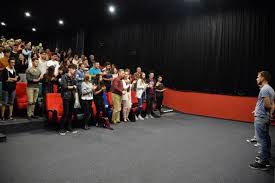Un pas în urma serafimilor spune povestea lui gabriel, un adolescent care îşi doreşte să devină preot şi urmează cursurile unui seminar teologic… Un Pas In Urma Serafimilor Un Film Despre Tineri In CÄutarea CredinÈei Abuzul De Putere Èi Respectarea Valorilor