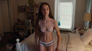Naked Raffey Cassidy in The Killing of a Sacred Deer < ANCENSORED