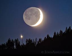 Fotografia Del Planeta Venus Y La Luna Tomada Al Anochecer Del Domingo 15 De Julio De 2018 Desde Kila En El Estado De Montana Today Images Moon Mercury Moons