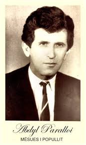 Liri dhe Sadik Dinci, dy doktorret qe Elbasani do t'i mbaje mend per  fisnikerine ,per humanizmin ,per c'ka i dhane elbasanasve pa u kursyer ne  funksionin e tyre fisnik. Doktorri psikiater Sadik