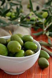 Le olive in salamoia secondo la ricetta pugliese sono una prelibatezza da gustare tutto l'anno. Olive Alla Calce Rafano E Cannella