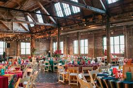 Love The Look Of These Mixed Table Cloths With Prints And Solids Casamentos Tematicos Fotos Casamento Casamento De Noite