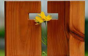 La mormântul bunicilor mei există o cruce de marmură, pe. Cand Se Inlocuieste Crucea De Lemn O Decizie Intre Credinta Si Necesitate